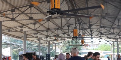Adana sıcağı bunalttı, belediye pazara tavan vantilatörleri kurdu