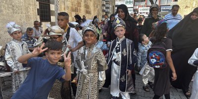 Sünnet çocukları mehteran eşliğinde Ulu Cami’ye yürüdü