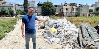 Seyhan’da boş arsa çöplüğe döndü, mahalleli tepki gösterdi