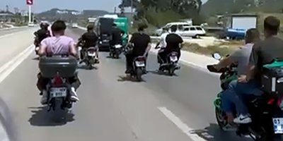 Adana’da motosiklet kazasında hayatını kaybeden genç, arkadaşlarının konvoyuyla son yolculuğuna uğurlandı