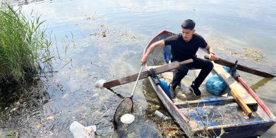 Gönüllü genç sandalıyla Seyhan Nehri’ni temizledi
