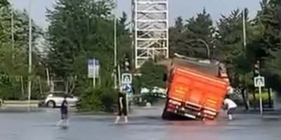 Adana’da su borusu patladı, yollar suyla doldu