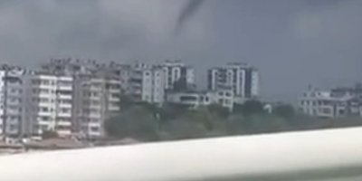 Adana’da fırtına sonrası hortum oluştu: Gençler uyarılara rağmen denize girdi