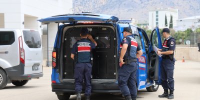 Kozan’da yağma suçundan aranan iki firari yakalandı
