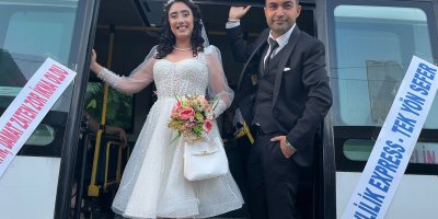 Adana'da öğretmen çift, dolmuşu gelin arabası yaptı