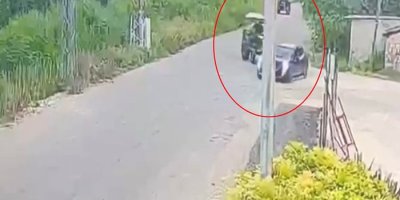 Kozan’da feci kaza: Araba traktöre çarpıp şarampole yuvarlandı