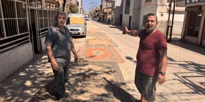 Seyhan’da mahallelinin yol tepkisi: “Tozu önlemek için halı sermek zorunda kaldık”