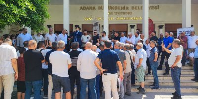 Servisçiler Odası yeni “S” plaka kararına karşı Büyükşehir önünde kontak kapattı