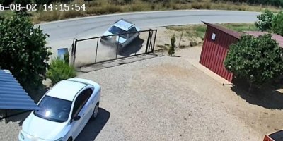 Kozan'da bahçe kapısına çarpan otomobil takla attı: Anne ve baba yaralandı, 3 çocuk kurtuldu