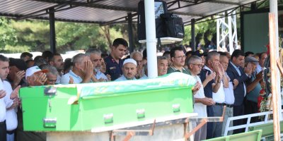 Kozan’da traktör kazasında hayatını kaybeden muhtar toprağa verildi