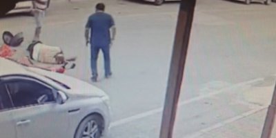 Kozan'da otomobil kapısına çarpan motosikletli ağır yaralandı