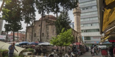 Adana’da 478 yıllık Kemeraltı Camii’nde sprey boya krizi: Vatandaşlar denetimlerin artırılmasını istedi