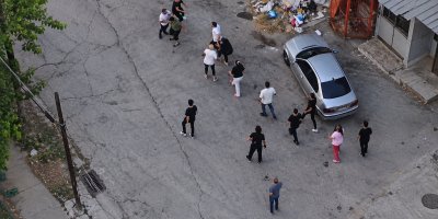 Adana’da taziye evinde silahlı kavga kamerada: Çok sayıda polis ekibi olay yerine sevk edildi