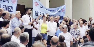 Belediye binasına girmek isteyen servisçilere biber gazlı müdahale