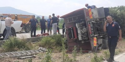 Ceyhan’da yangına giden itfaiye aracı devrildi: 3 kişi yaralandı