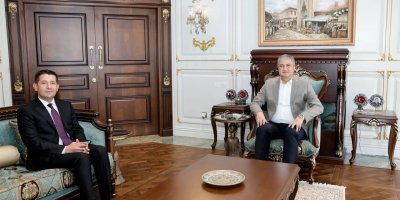 Feke Belediye Başkanı Cömert Özen, Adana Valisi Mustafa Yavuz’u makamında ziyaret etti