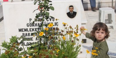 Hiç görmediği şehit babasıyla mezarda bayramlaştı