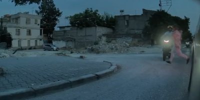 Yolun karşısına geçerken motosiklet çarptı: Ayağa kalkıp koşarak uzaklaştı