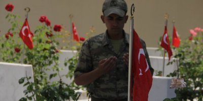 Mehmetçik silah arkadaşları için dua etti