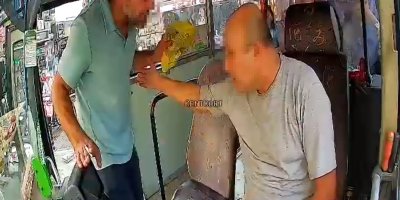 Şoföre hakaretler yağdırdı: Şoför sopayla karşılık verdi