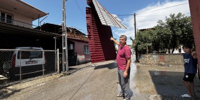 Adana’da kuvvetli rüzgar çatıyı uçurdu: “Ağustosta ilk kez böyle bir şey yaşadım”