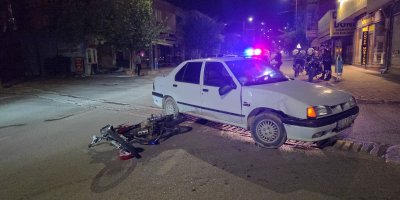 Kozan’da dönüş yapan otomobil motosikletle çarpıştı: 1 kişi yaralandı