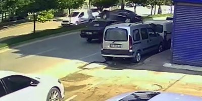 Adana'da kontrolden çıkan otomobil ağaca çarptı: 3’ü çocuk 7 kişi yaralandı