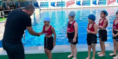 Adana Büyükşehirden yüzme eğitimini tamamlayan çocuklara ödül