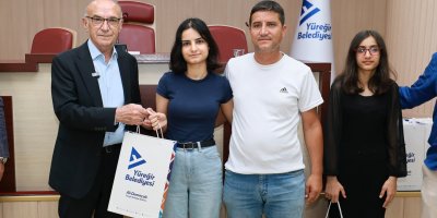 Yüreğir’de başarılı öğrencilere tablet ödülü