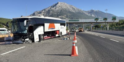 Pozantı’da yolcu otobüsü bariyere çarptı: 5 kişi yaralandı