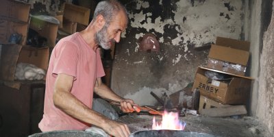 Adana’da unutulmaya yüz tutan mesleği yaşatıyor: “Babamın ocağı tütsün diye devam ediyorum”