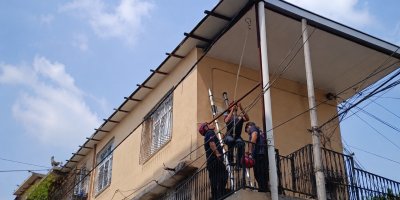 Yüreğir’de bir evin tavanına sıkıştı: Güvercini itfaiye kurtardı