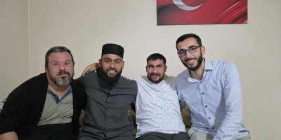 Down sendromlu Savaş'ın ilahi sevgisi fenomen Celal Karatüre'yi Feke'ye getirdi