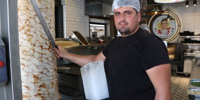 Adana sıcağına buzlu çözüm: Döner ustası kalıp buzla çalışıyor
