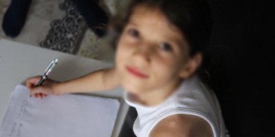Adana’da 11 yaşındaki Ayşegül yeniden duyabilmek için yardım bekliyor