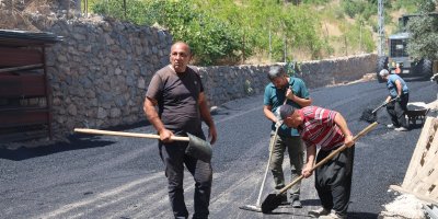 Saimbeyli’de kavurucu sıcakta asfalt mesaisi