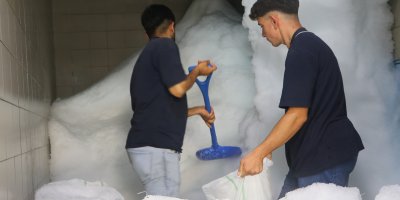 Sıcaktan bunalanlar gölge arıyor, onlar buzhanede üşüyor