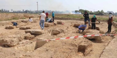 Yumurtalık’ta 10 antik mezar gün yüzüne çıkarıldı