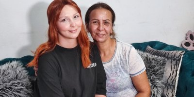 Adana’da anne-kız aynı mücadeleyi kazandı: Kanseri yenen genç hemşire sevincini konvoyla kutladı