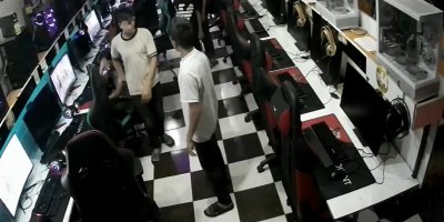 Adana’da internet kafede çocukların bıçaklı kavgası kamerada: 1 çocuk yaralandı