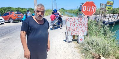 Adana’da kazaların eksik olmadığı yola vatandaş kendi tabelasını yaptı