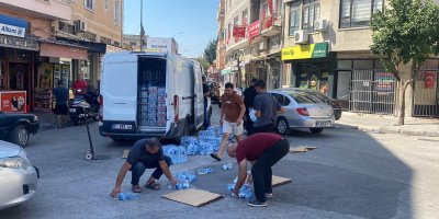 Ceyhan’da yola dökülen su şişelerini vatandaşlar topladı