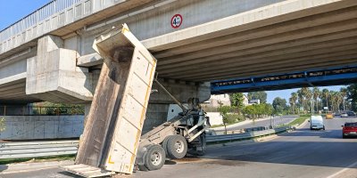ASKİ kamyonunun damperi hızlı tren köprüsüne takıldı