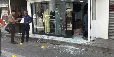 Seyhan’da iş yerine silahlı saldırı: Cama 9 kurşun isabet etti