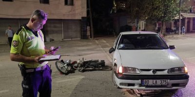 Kozan’da motosiklet yayaya çarptı: 2 kişi yaralandı