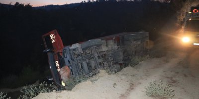 Karaisalı'da orman yangınına müdahale eden arazöz devrildi: 2 işçi yaralandı