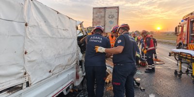 Ceyhan’da kamyonet tıra arkadan çarptı: 2 kişi hayatını kaybetti