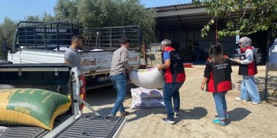 Kozan’daki yangından etkilenen üreticilere 24 ton yem desteği