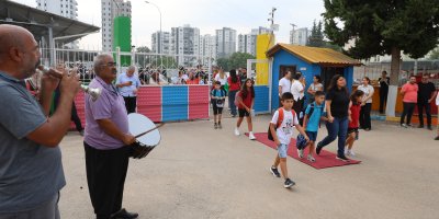 Kozan’da minik öğrencilere davul zurnalı karşılama
