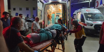Kozan’da otomobilin çarptığı yaya bariyerlere sıkıştı